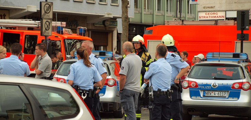 2 Denkmalkletterer hielten Feuerwehr und Polizei in Trapp Koeln Heumarkt P149.JPG
